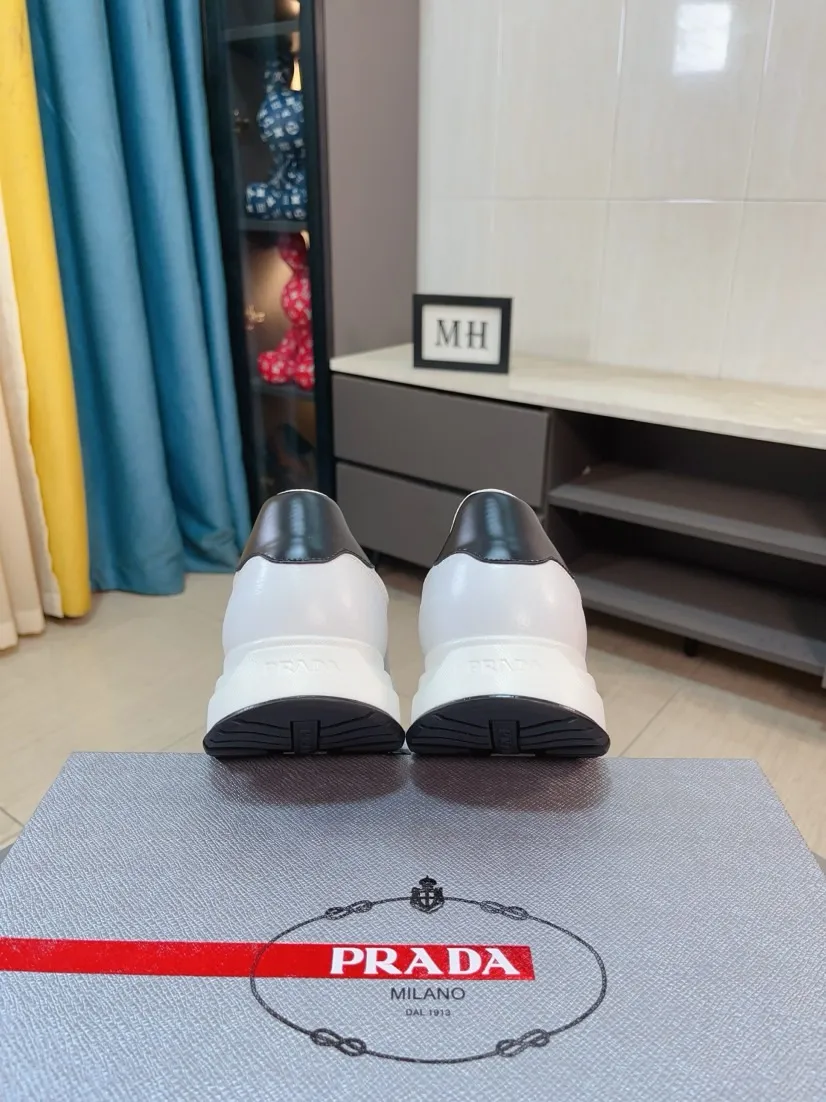 Men's shoes 💰580🌹🌹High-quality new Prada counters are launched simultaneously. The new men's shoes and 😘fabrics are selected from imported mesh and glue-spraying technology. Imported cowhide lining. 👍🏿High-end☄️Open-molded non-slip rubber outsole, exquisite lines, simple and elegant, comfortable and high-end for leisure travel. Code number: 38 to 44